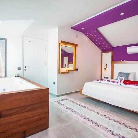 Villa Sleeps 4 Pool Air Con Wifi *