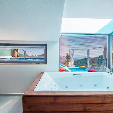 Villa Sleeps 4 Pool Air Con Wifi *