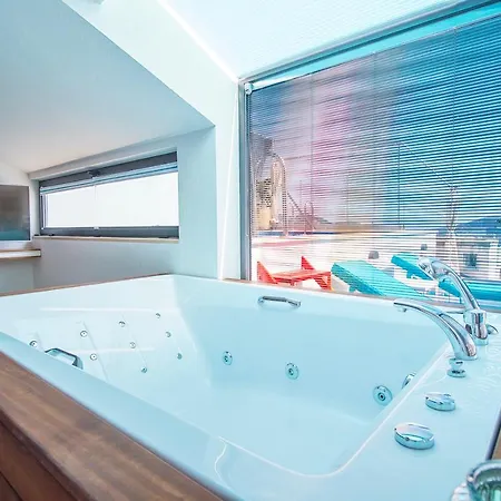 Sleeps 4 Pool Air Con Wifi